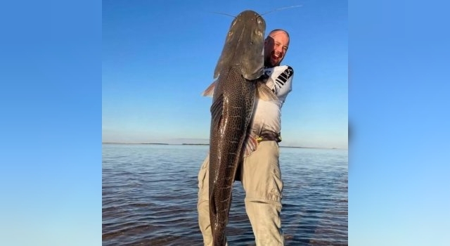 Pura emoción para un posadeño que pescó un surubí gigante