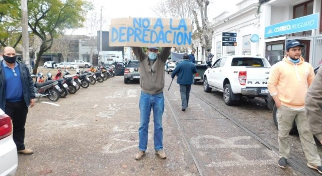 Pescadores Deportivos marcharon exigiendo la “no comercialización del dorado” en el río Uruguay