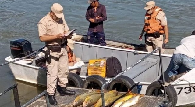 Llevaban unos 35 kilos de dorado y carecían de permisos de pesca