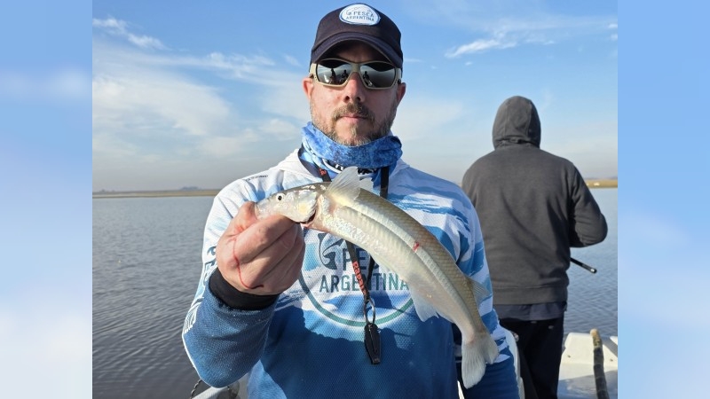 Pesca de pejerreyes en Melincu&eacute;: gran momento para la laguna santafesina